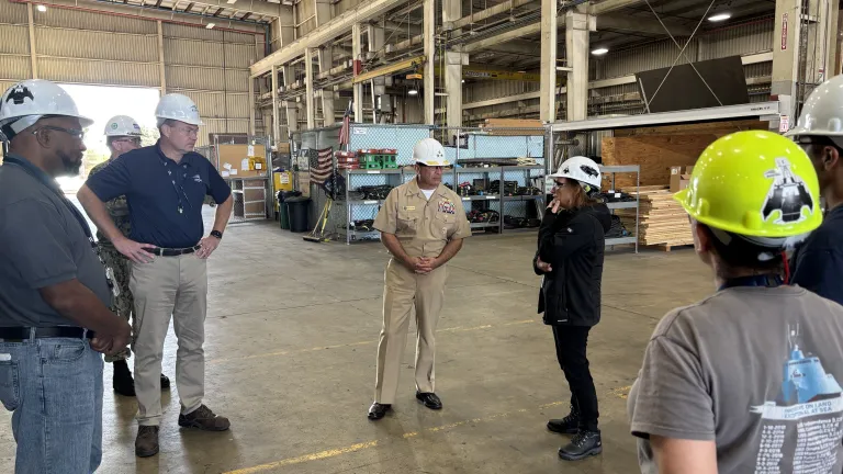VADM Cahill engages with the specialists and technicians performing ship maintenance on LCS 24